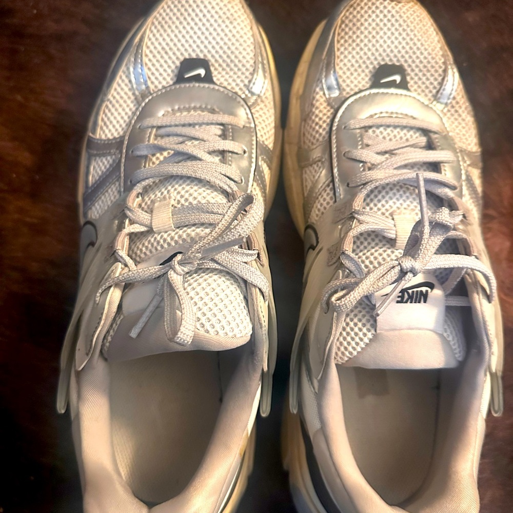 NIKE V2K RUN - Picture 2 of 3